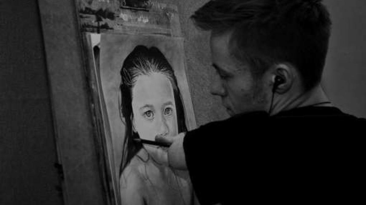 poveste incredibila de viata fara maini dar picteaza portrete superbe