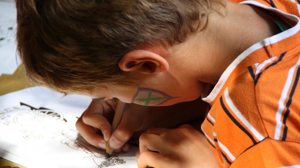 profesorul i a cerut sa ilustreze cum va arata la 100 de ani desenul baietelului a ajuns viral pe