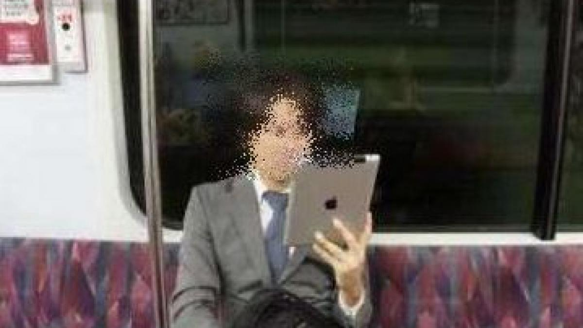 si a facut un selfie in metrou si a regretat amarnic toata lumea a vazut detaliul jenant ce facea