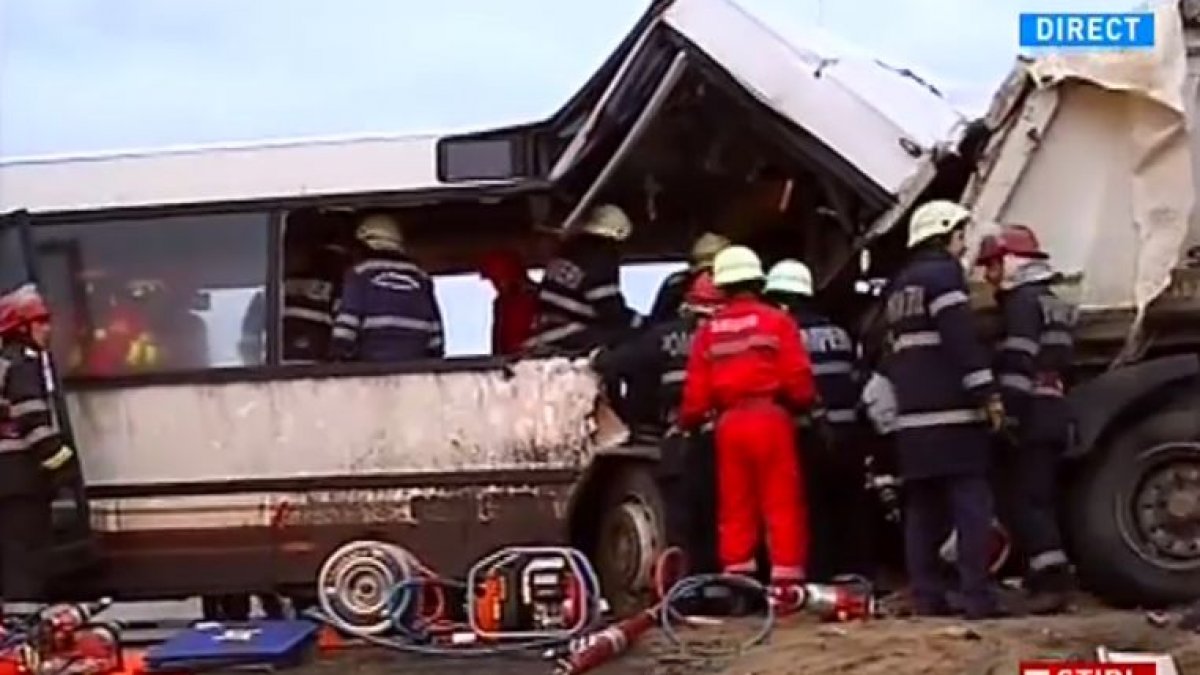 Denmark Reject crime Accident cumplit lângă Ploiești, cu 5 morți și zeci de răniți. Un autobuz  plin cu pasageri a intrat într-o basculantă cu nisip
