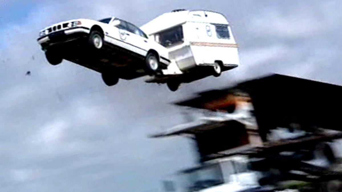 cea mai lunga saritura cu masina cu rulota