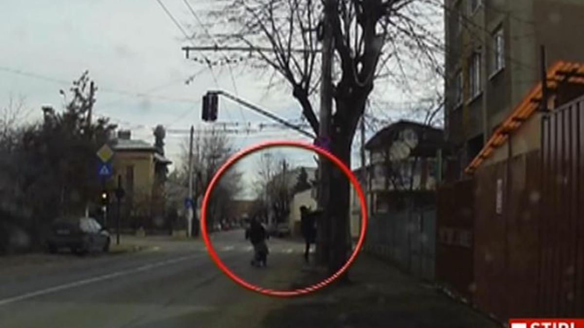 imagini incredibile cum se joaca cersetorii din ploiesti cu viata soferilor