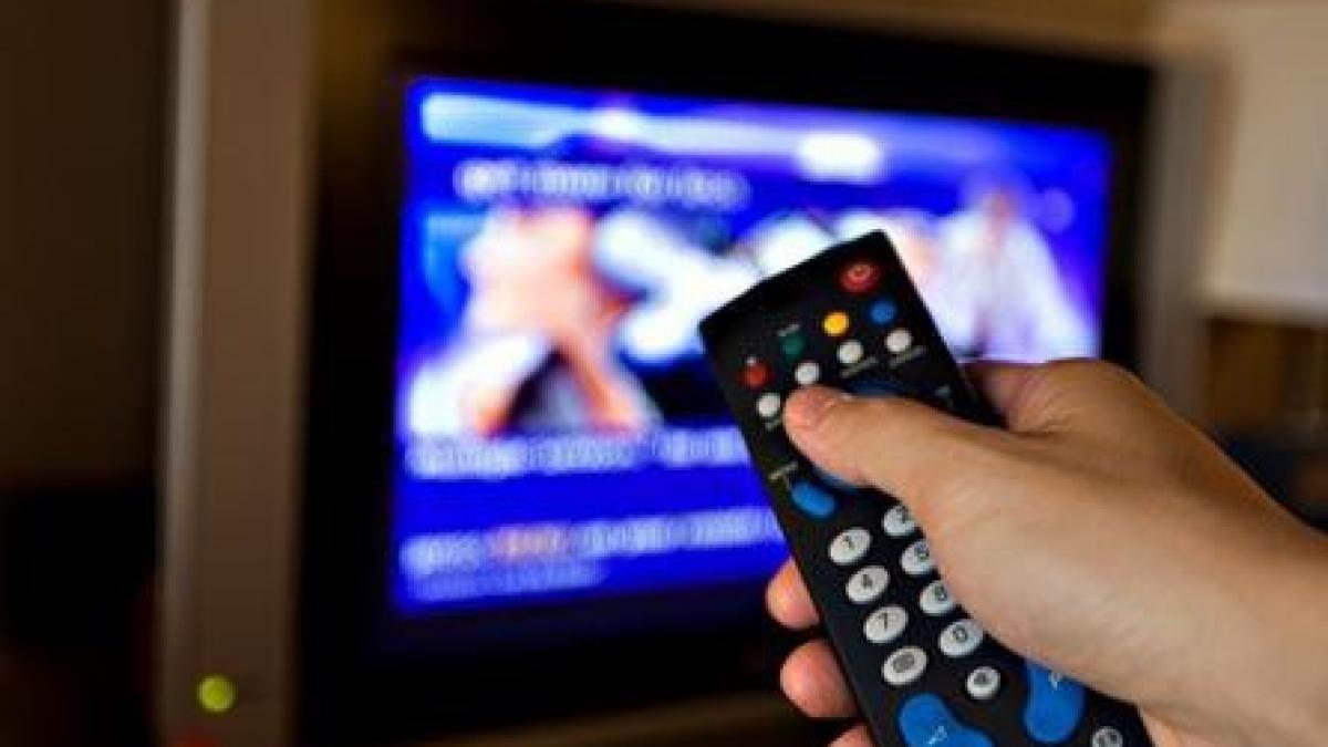 jurnalista umilita in direct ce i au facut doi tineri in timp ce transmitea dintr o piata aglomerata