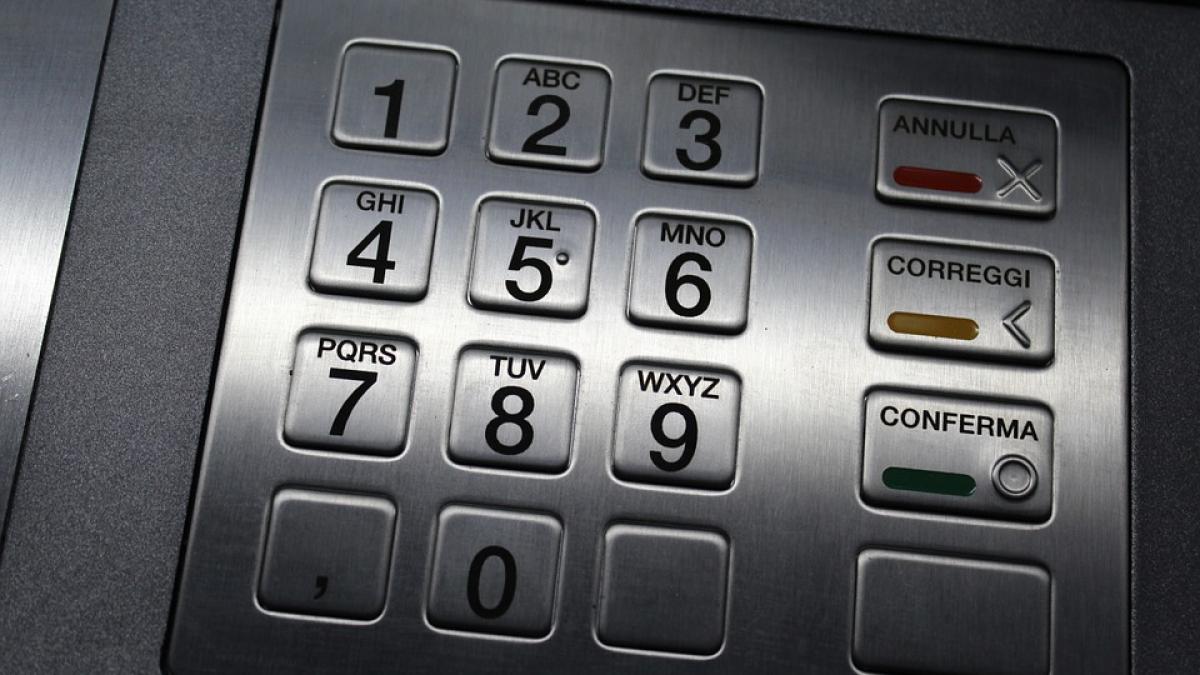 card bancomat atm bani politisti