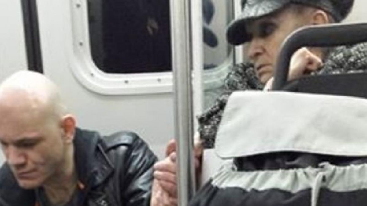 toata lumea se uita speriata la el o femeie s a apropiat si l a luat de mana ce s a intamplat apoi