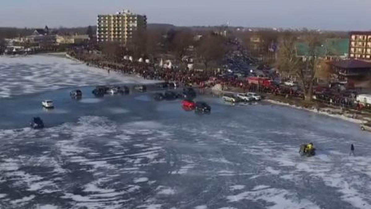 masini scufundate in lac