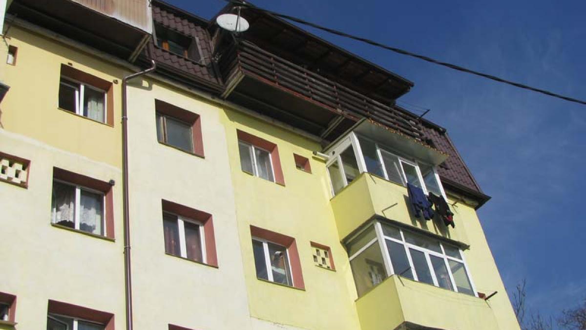 s a aruncat in gol de la mansarda blocului