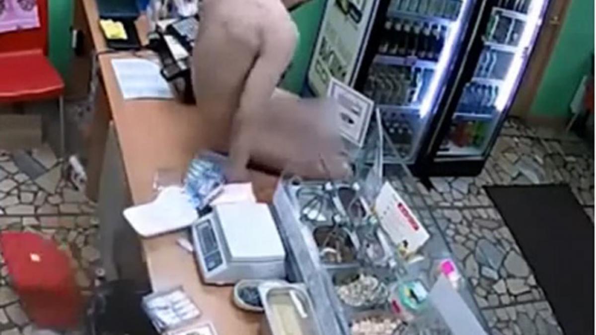 s a trezit in cafenea cu un barbat gol pusca este incredibil ce i a cerut chelneritei