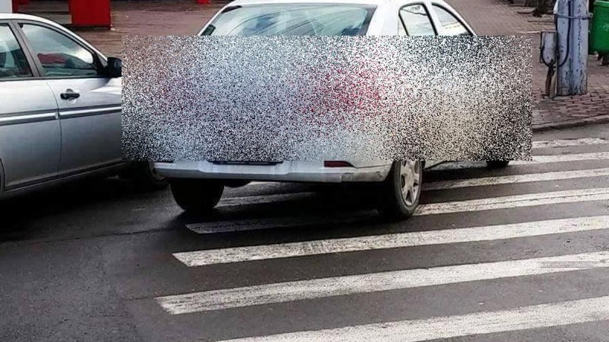 trecere de pietoni blocata de o masina parcata ilegal pietonii cuprinsi de indignare cand au vazut