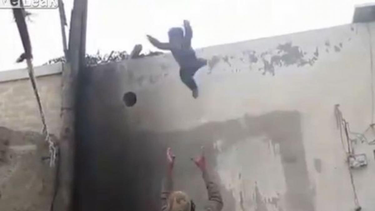 un tata de a dreptul dement isi pune copilul sa sara de pe acoperis