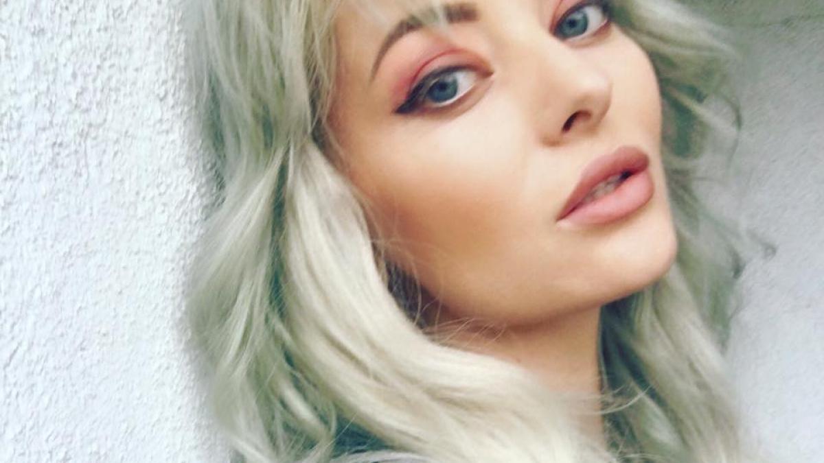 delia cu ochii in lacrimi