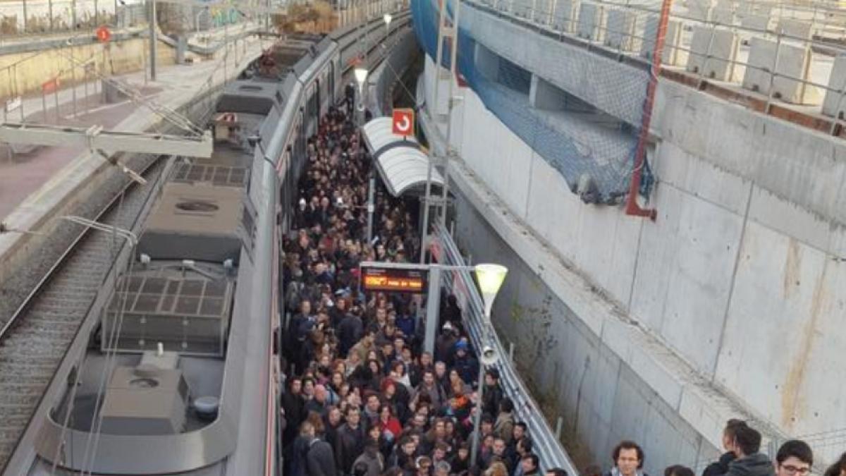 haos in transportul feroviar la barcelona in urma unui incendiu 72 000 de pasageri afectati