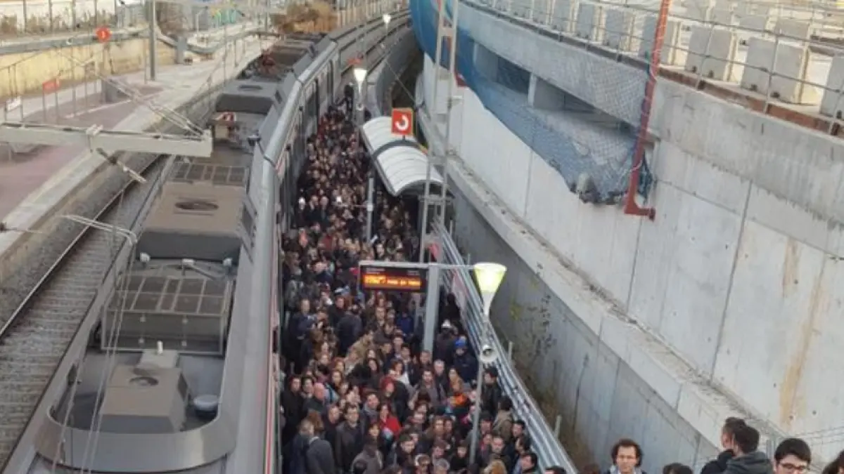 haos in transportul feroviar la barcelona in urma unui incendiu 72 000 de pasageri afectati