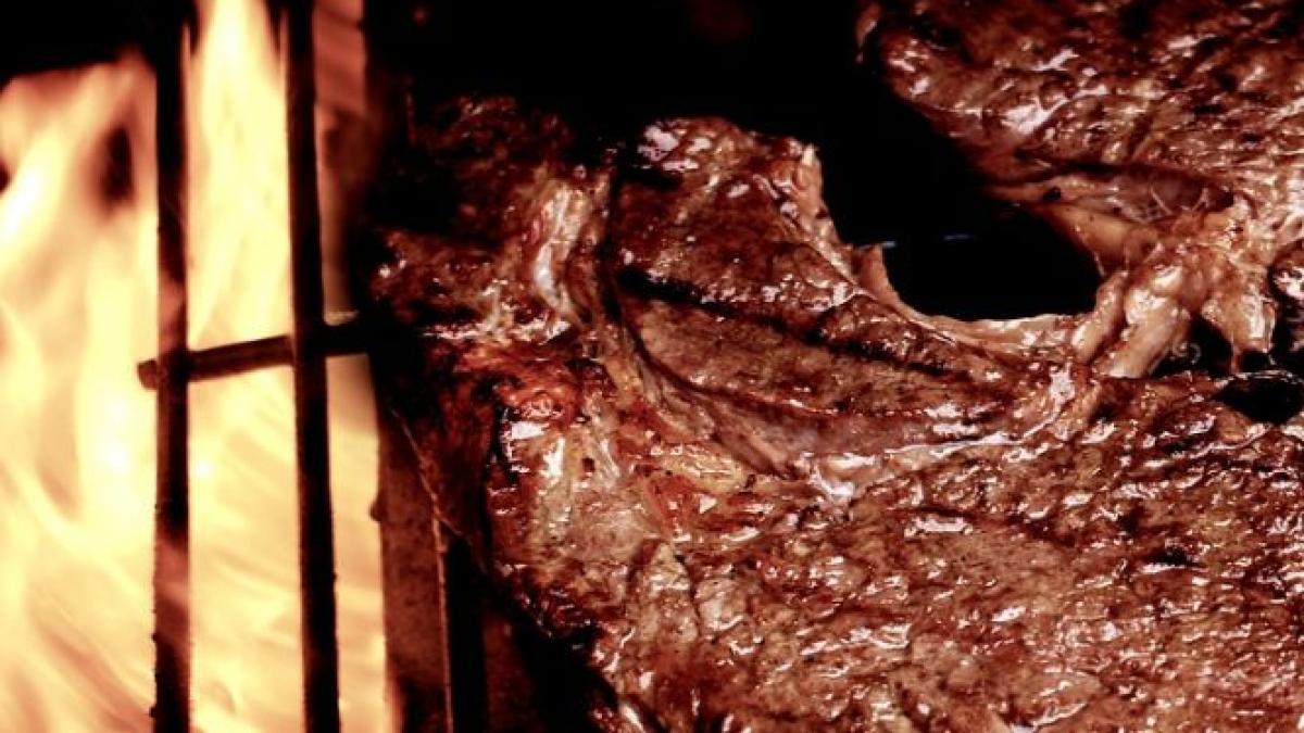 a taiat o bucata de carne si a bagat o in gura