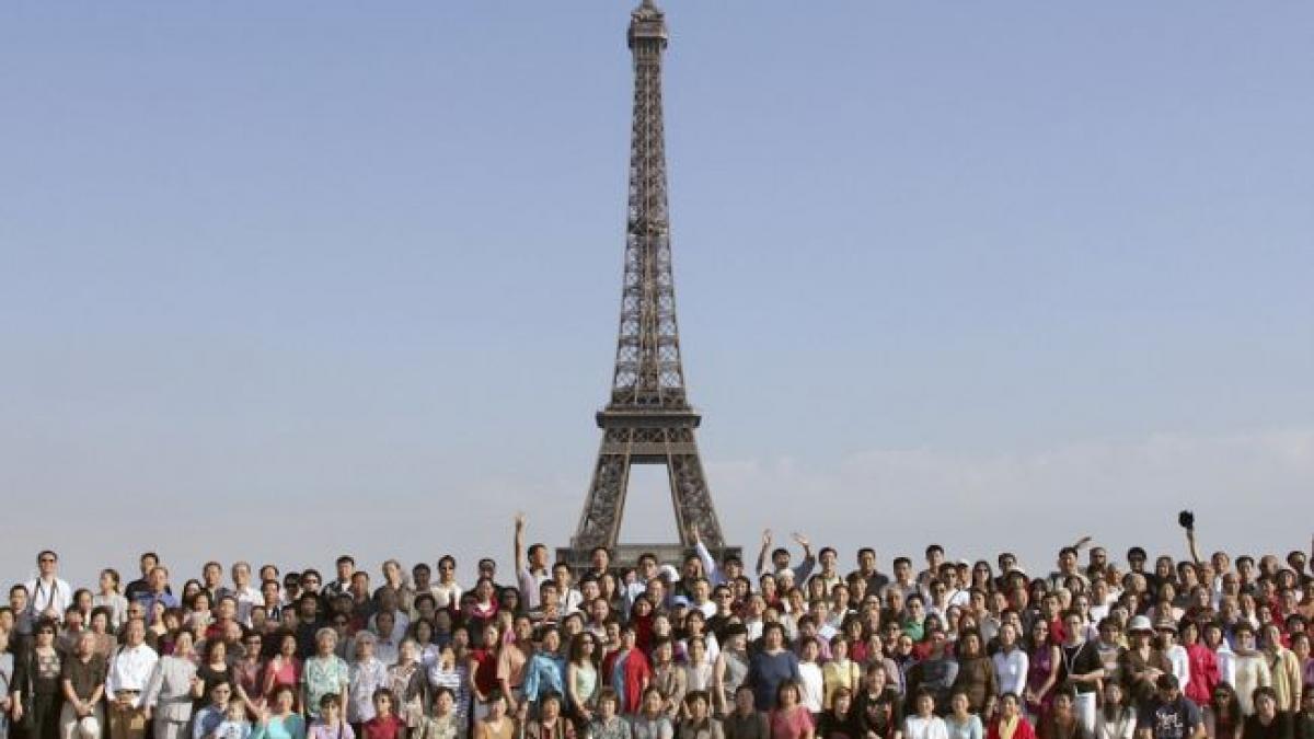 chinezii au invadat franta un miliardar de la beijing a oferit o vacanta de lux pentru 6400 de