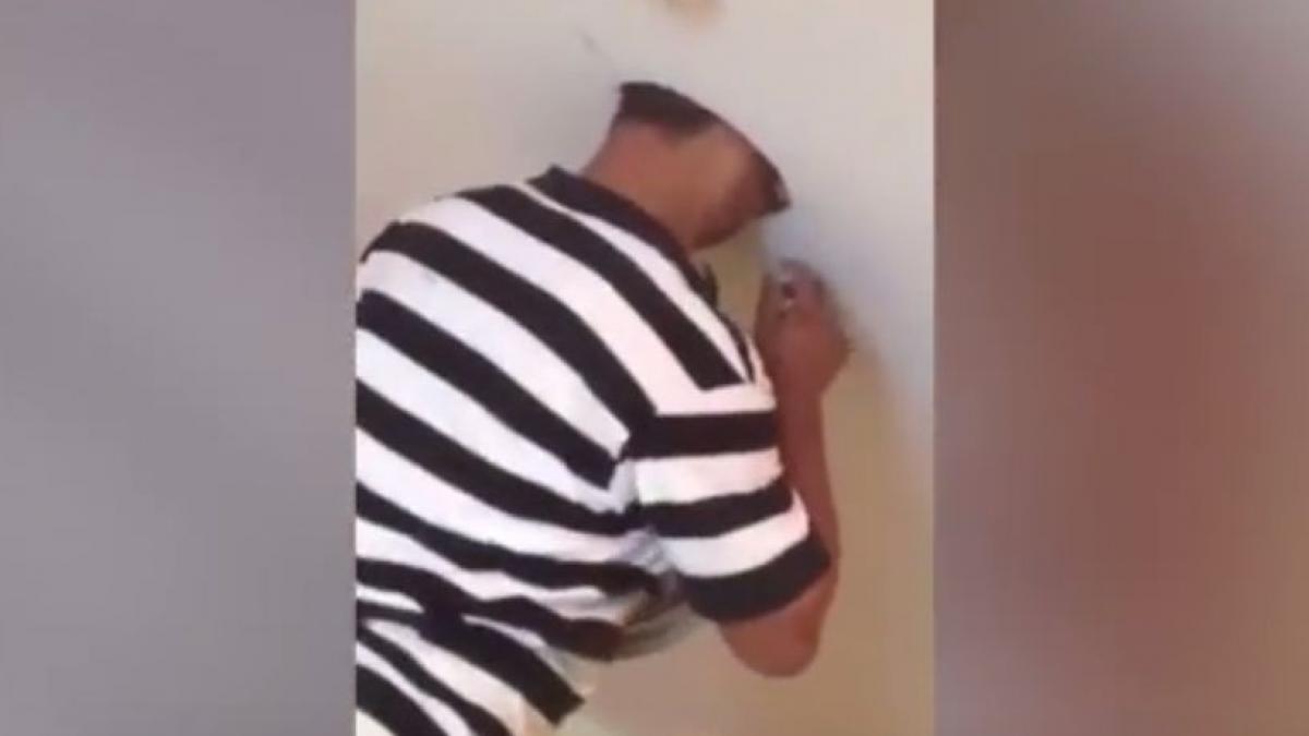 Coșmarul oricărui electrician. Ce a pățit bărbatul după ce și-a băgat capul într-o gaură din perete