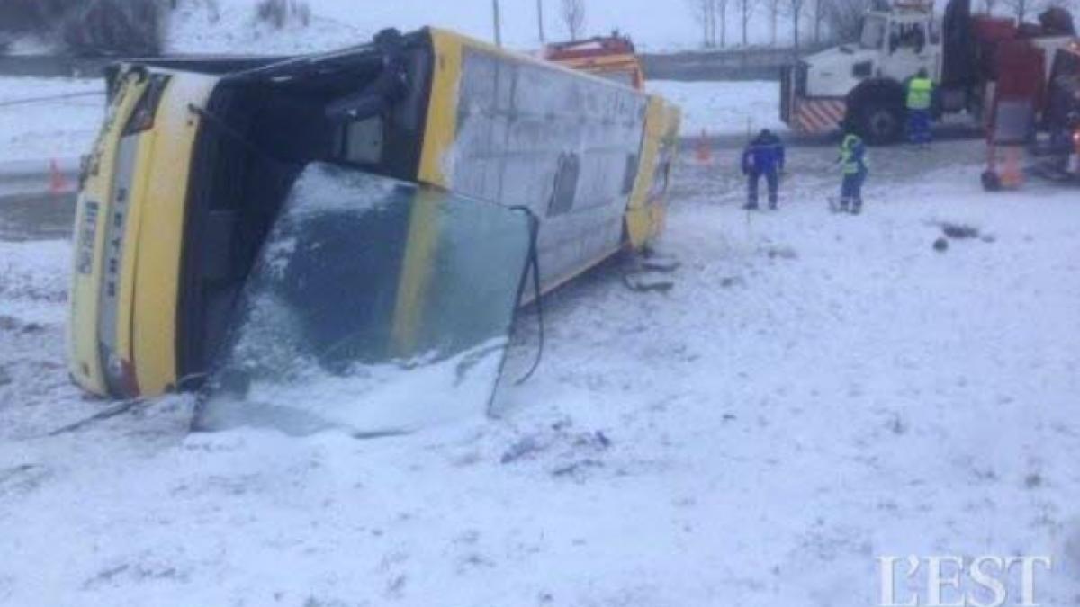 doi morti si sapte raniti intr un accident in care a fost implicat un autocar scolar in franta