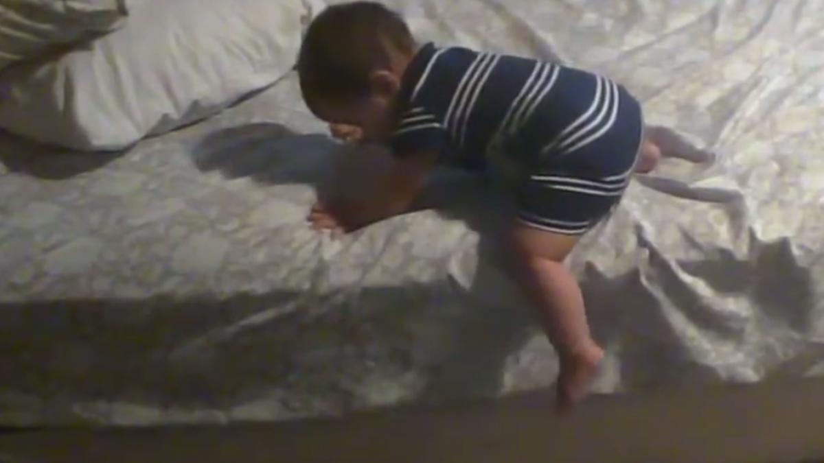 un bebe genial ce solutie gaseste ca sa coboare din patul prea inalt video
