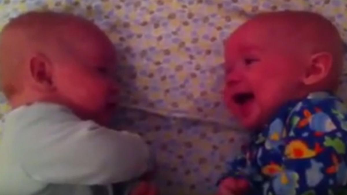 ceva mai dulce nu exista cum vorbesc intre ei doi bebelusi gemeni video