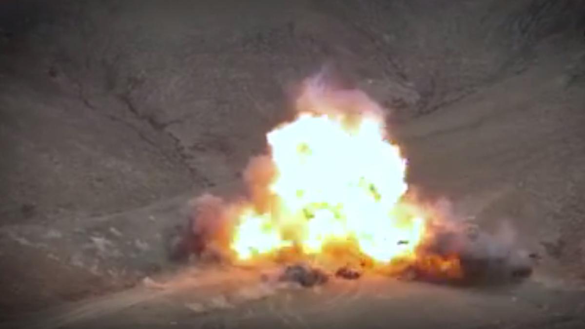 copil de 4 ani pus de teroristi sa arunce in aer o masina cu 3 prizonieri