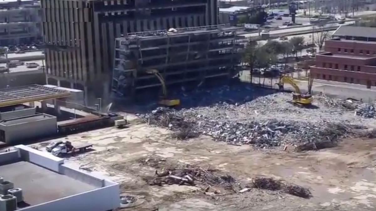 imagini dramatice o cladire in curs de demolare se prabuseste peste un muncitor