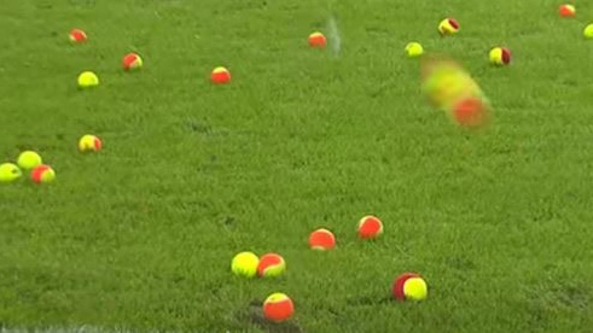 mingi de tenis la un meci de fotbal