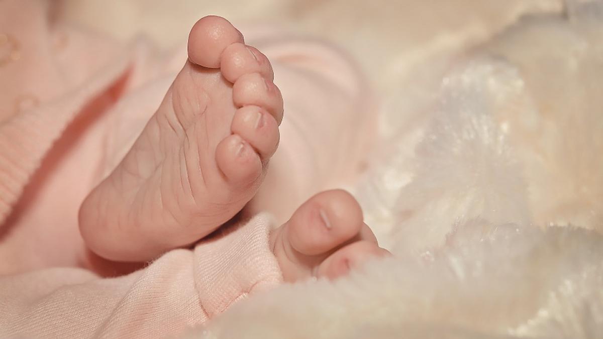 Trupul bebelușului mort după o infecție cu bacteria E.Coli ar putea fi deshumat