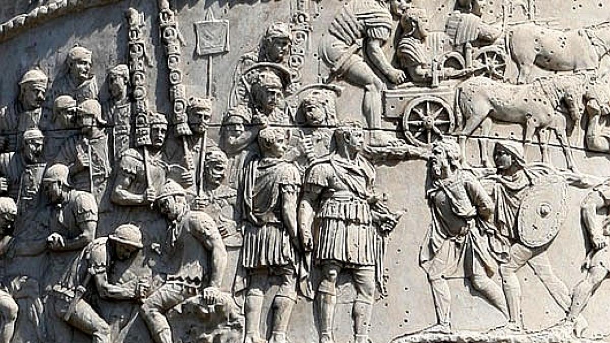 trusa cu jucarii din perioada geto dacilor si un vas biberon de 5000 de ani expuse la muzeul