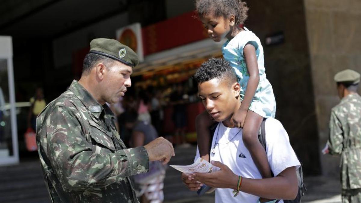 peste 220 000 de militari mobilizati pe strazile din brazilia din cauza virusului zika
