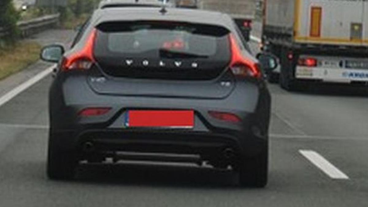 video s a uitat in masina aflata langa el in trafic si nu i a venit sa creada cu nerusinare doi