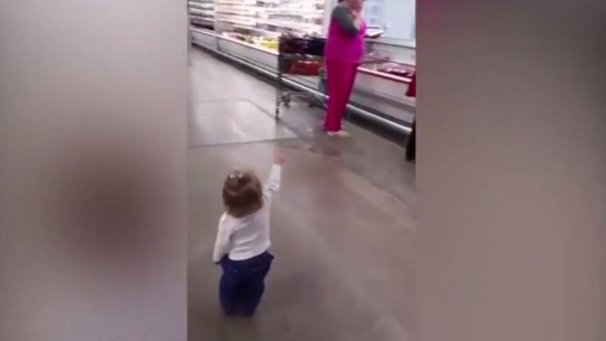 gestul extraordinar al unei fetite intr un supermarket ce a facut i a lasat fara cuvinte pe toti