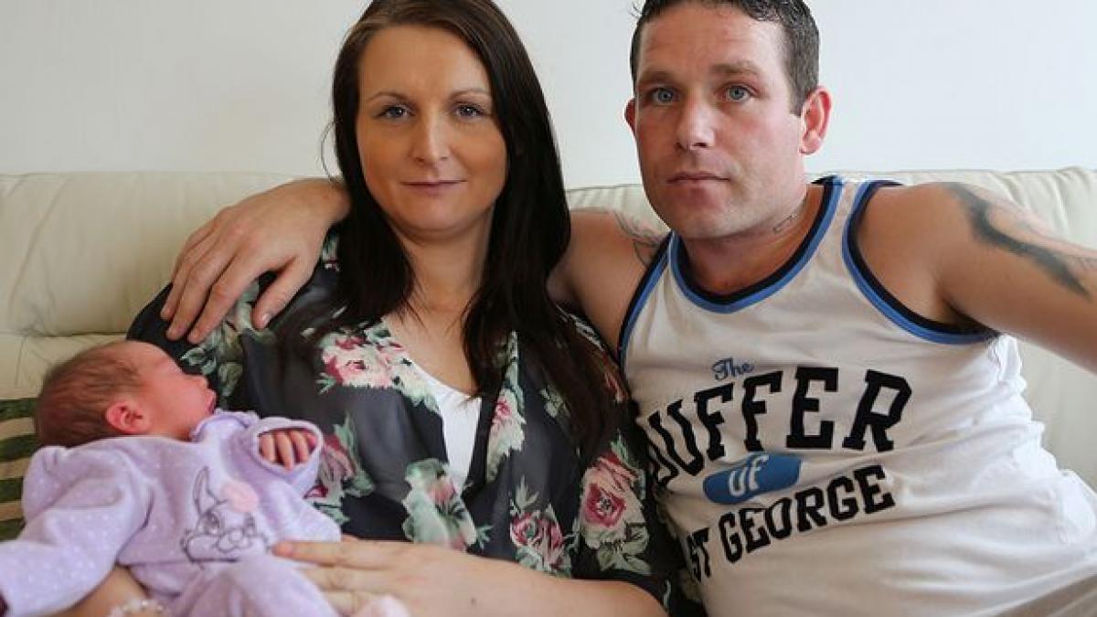 s a uitat in telefonul sotului a vazut o poza cu o alta femeie si cu varul sotului secretul murdar