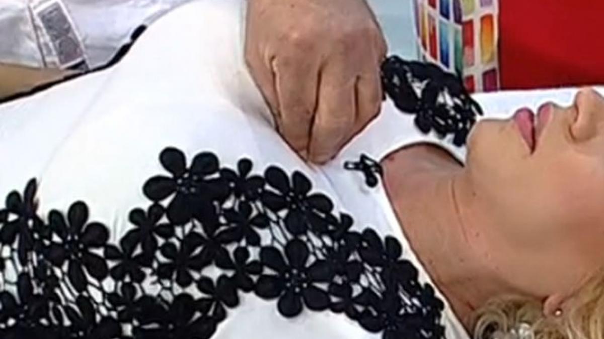 S-a întins pe un pat și apoi a atins-o. Ce i s-a întâmplat prezentatoarei. Demonstraţie uluitoare, în direct