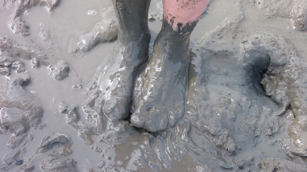 bolnav carat pe brate printre noroaie ambulanta a ramas impotmolita