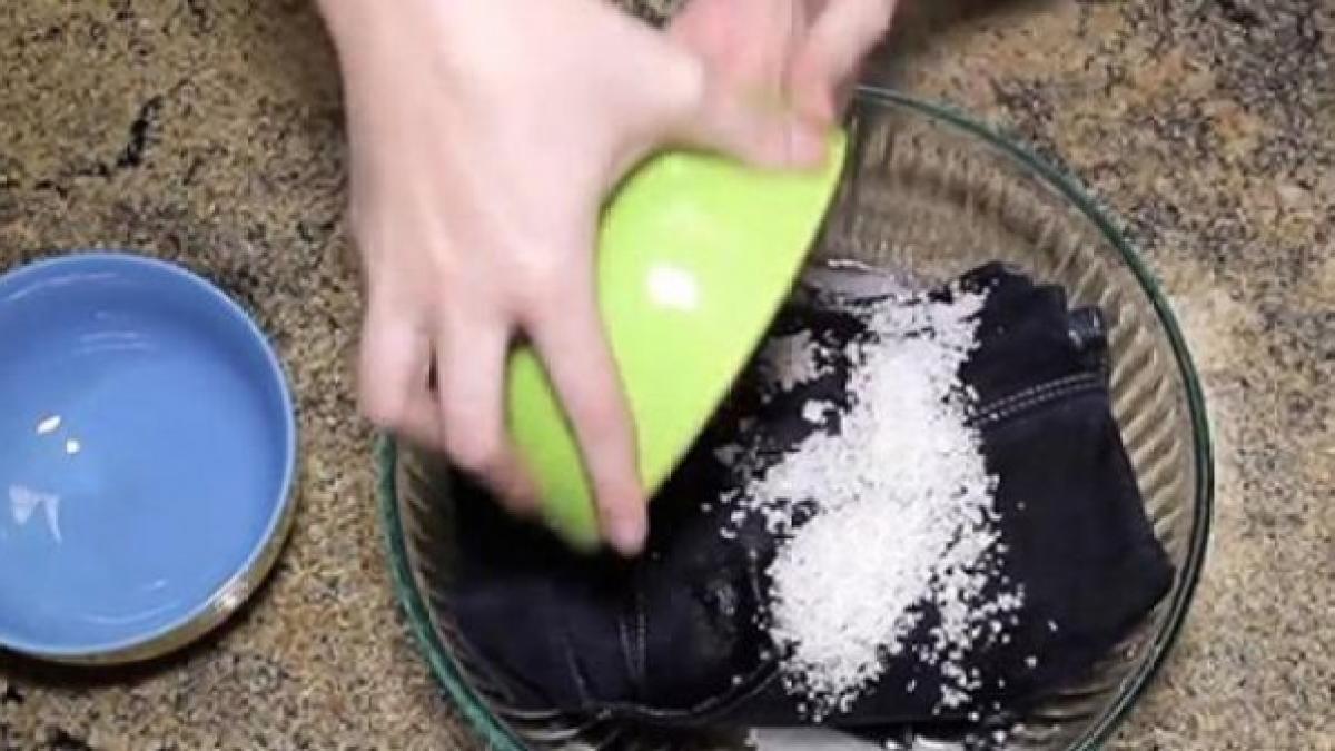 foarte tare uite de ce trebuie sa iti pui sare pe blugi sigur nu stiai trucul asta