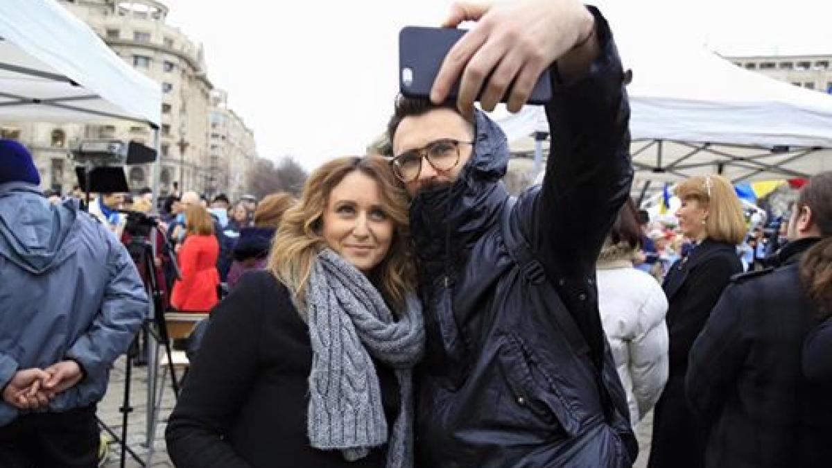 poza inedita pe care o vedeta antena 3 a realizat o in mijlocul oamenilor din piata constitutiei