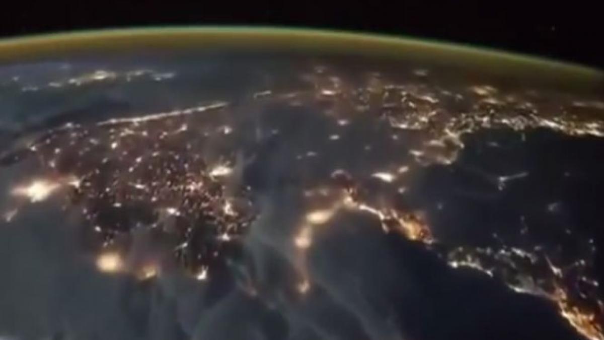 imagini uluitoare cum se vede o furtuna de fulgere din spatiu