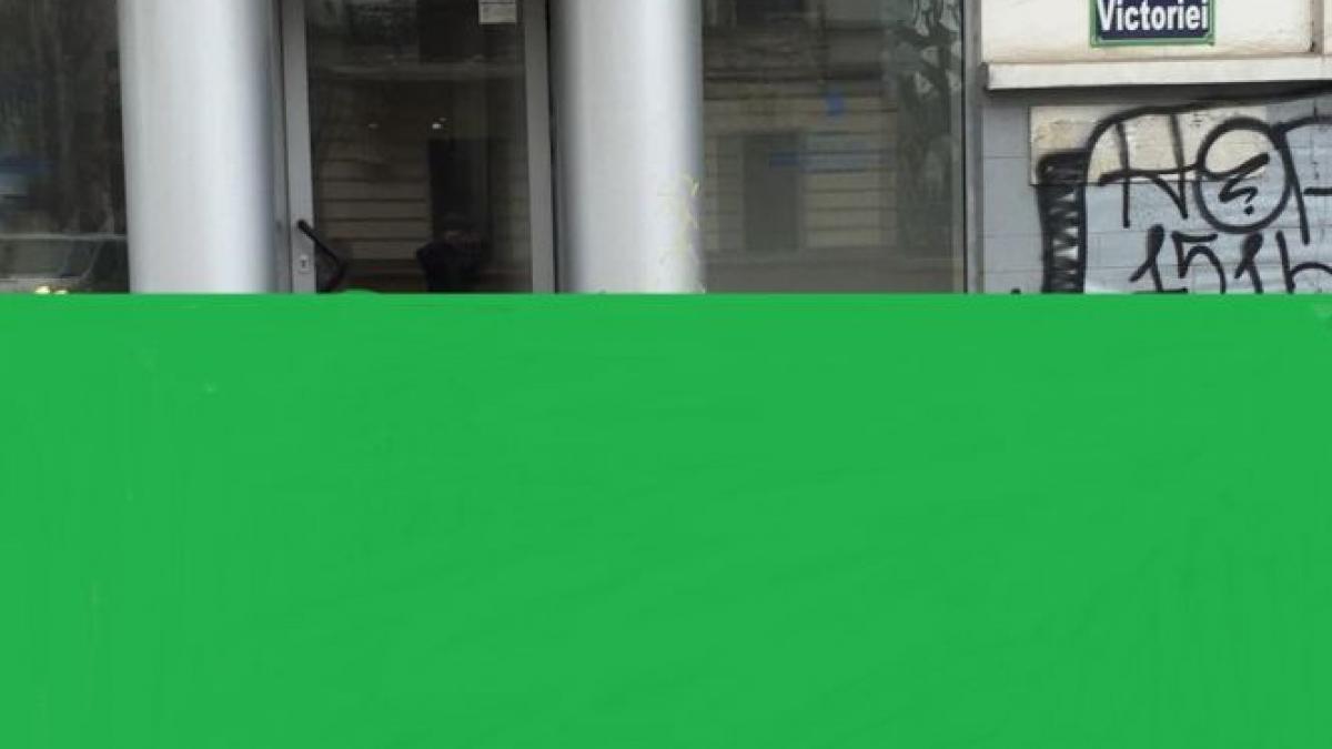 un om al strazii hraneste porumbei