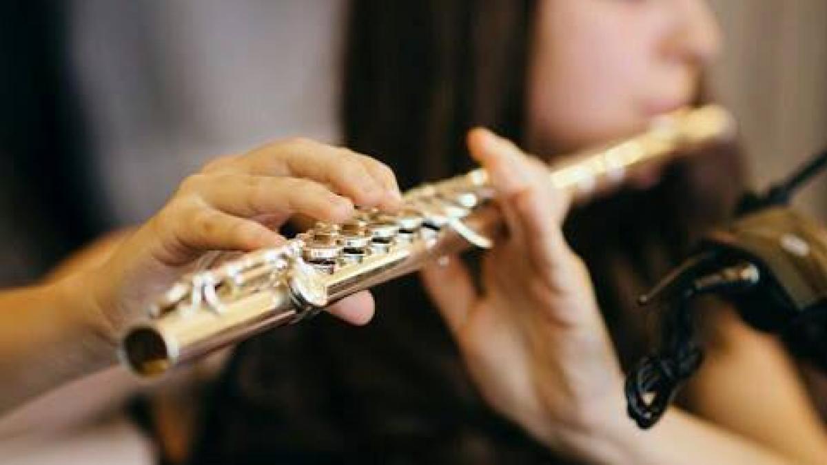 o tanara olimpica are nevoie de ajutor carina vrea sa cante