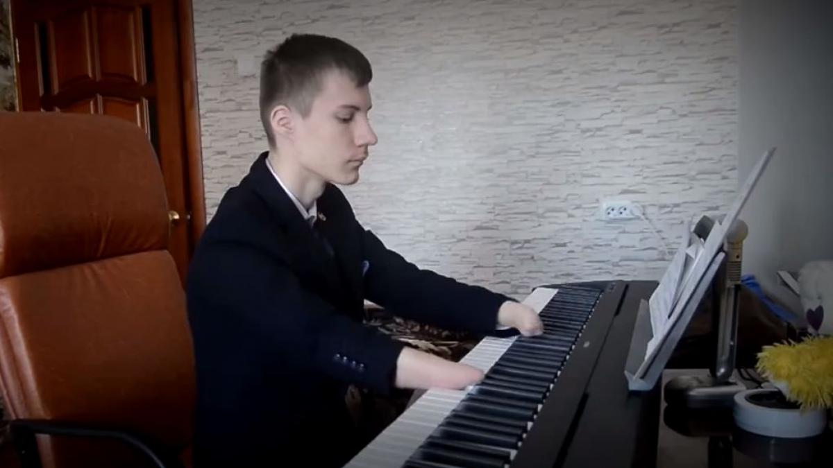 s a nascut fara maini dar a invatat sa cante la pian povestea impresionanta a unui adolescent rus