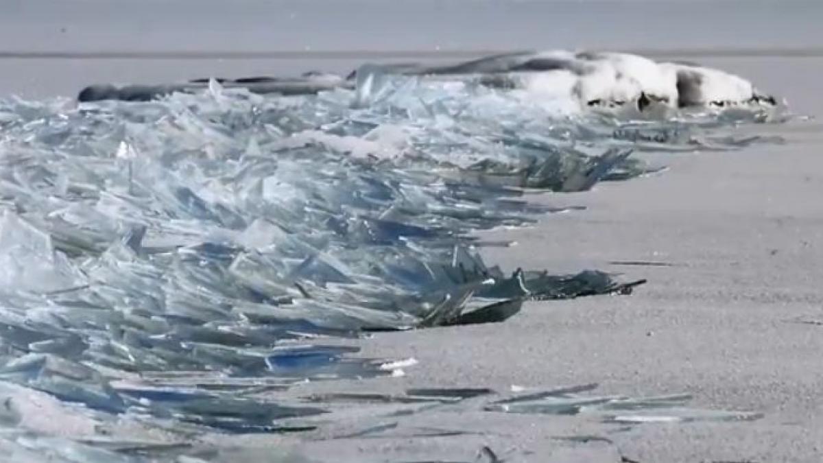 imagini senzationale surprinse pe suprafata unui lac inghetat fenomenul apare din ce in ce mai rar