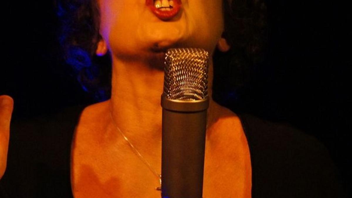 momente jenante pentru o cantareata ce a patit artista