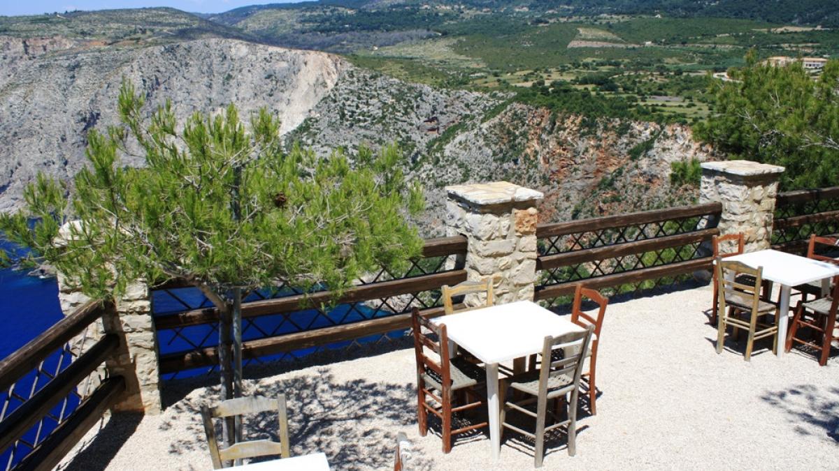 peninsula vassilikos un colt de rai