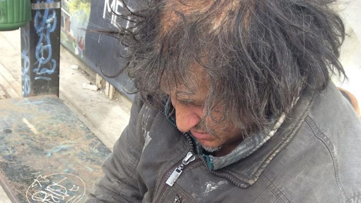 puterea facebook ului a facut fericit un om al strazii a primit un leu pentru fiecare like