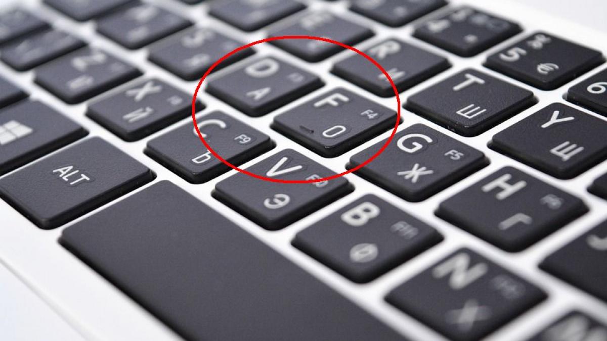 ai observat denivelarile de pe literele f si j ale tastaturii tale de la calculator uite la ce