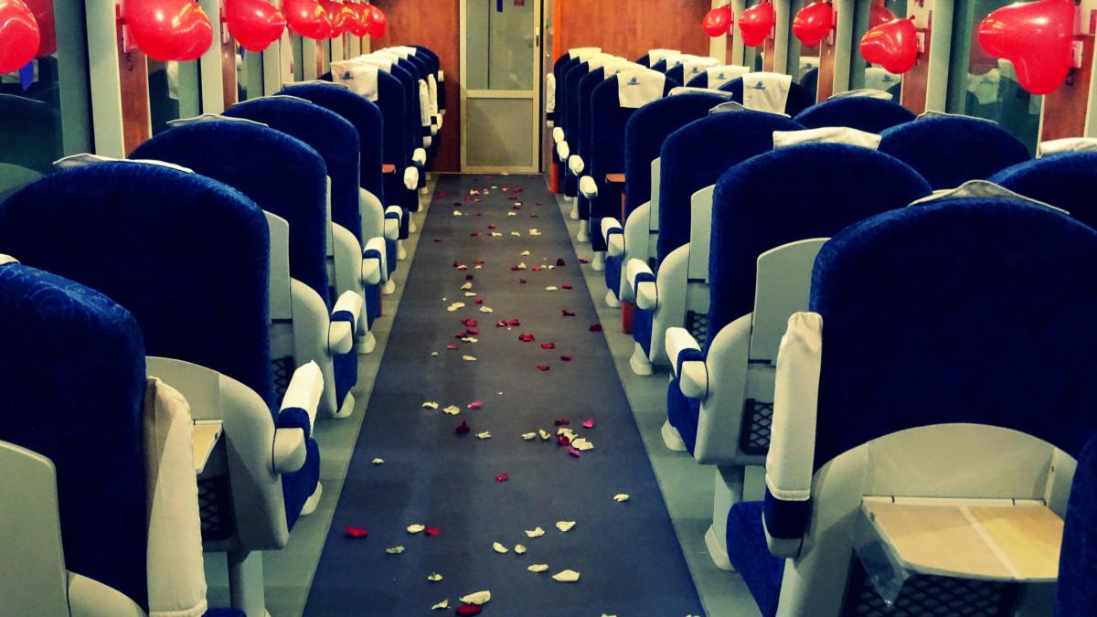 calatori intampinati cu baloane si petale de trandafir de dragobete imagini din gara indragostitilor