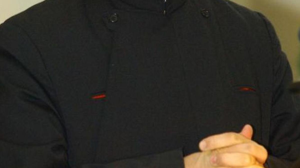 un preot a spart usa unui apartament si a amenintat o pensionara