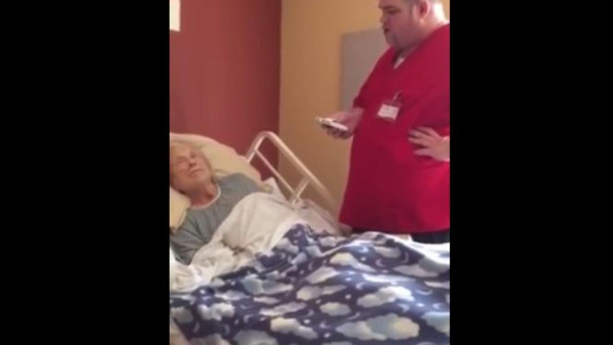A intrat în camera unei bătrâne și a început să... Totul a fost filmat - VIDEO