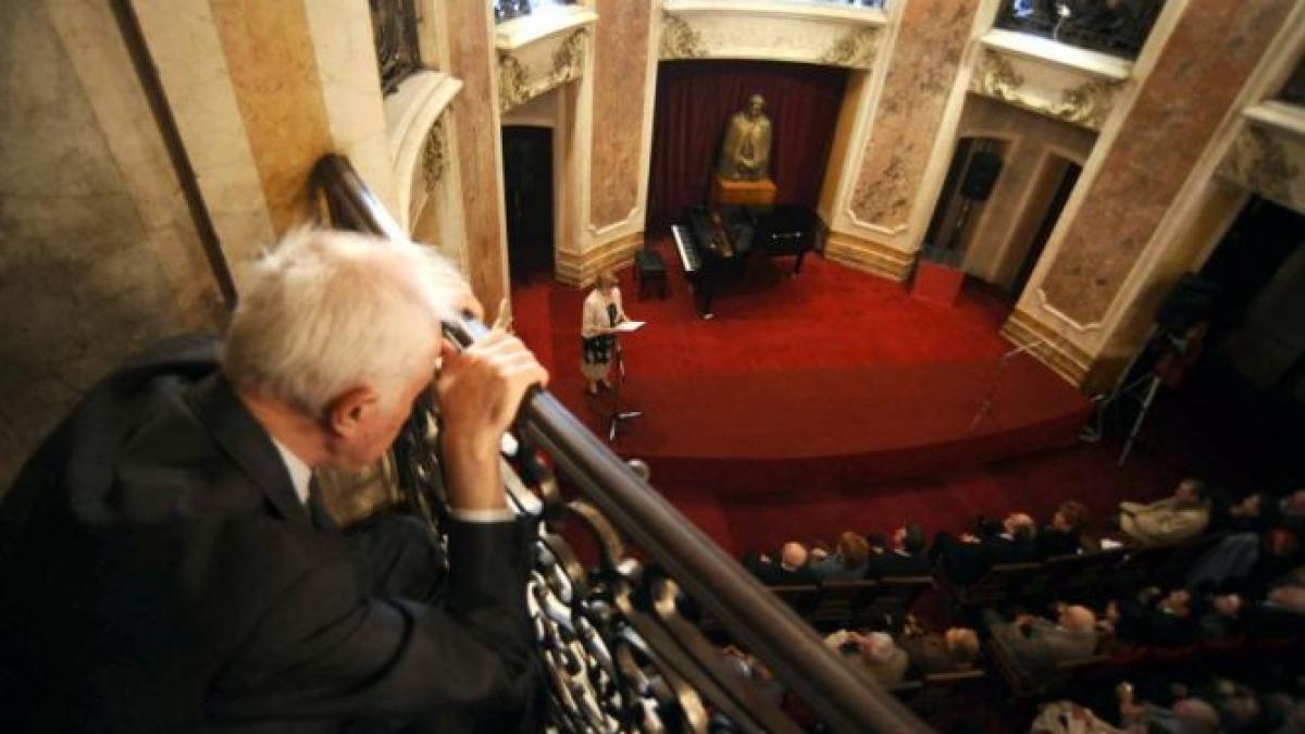 daca stii un batran singur scoate l in oras iti va multumi cu lacrimi de fericire