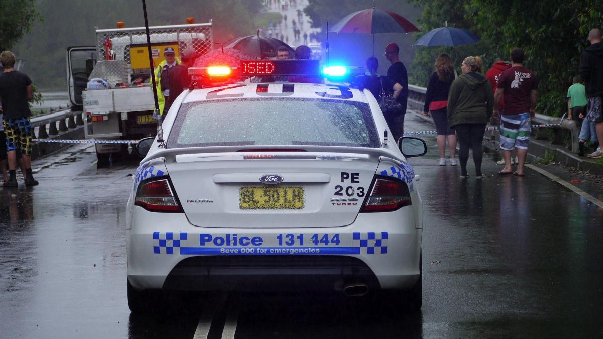 s a urcat pe un pod si a inceput sa se dezbrace ce s a intamplat cateva ore mai tarziu